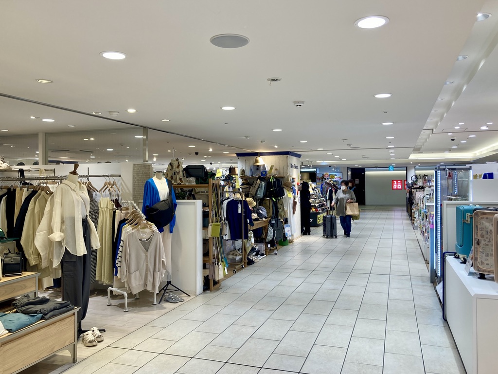 新大阪車站2樓商場，有超市、服飾、藥妝、伴手禮，可以一站購足。